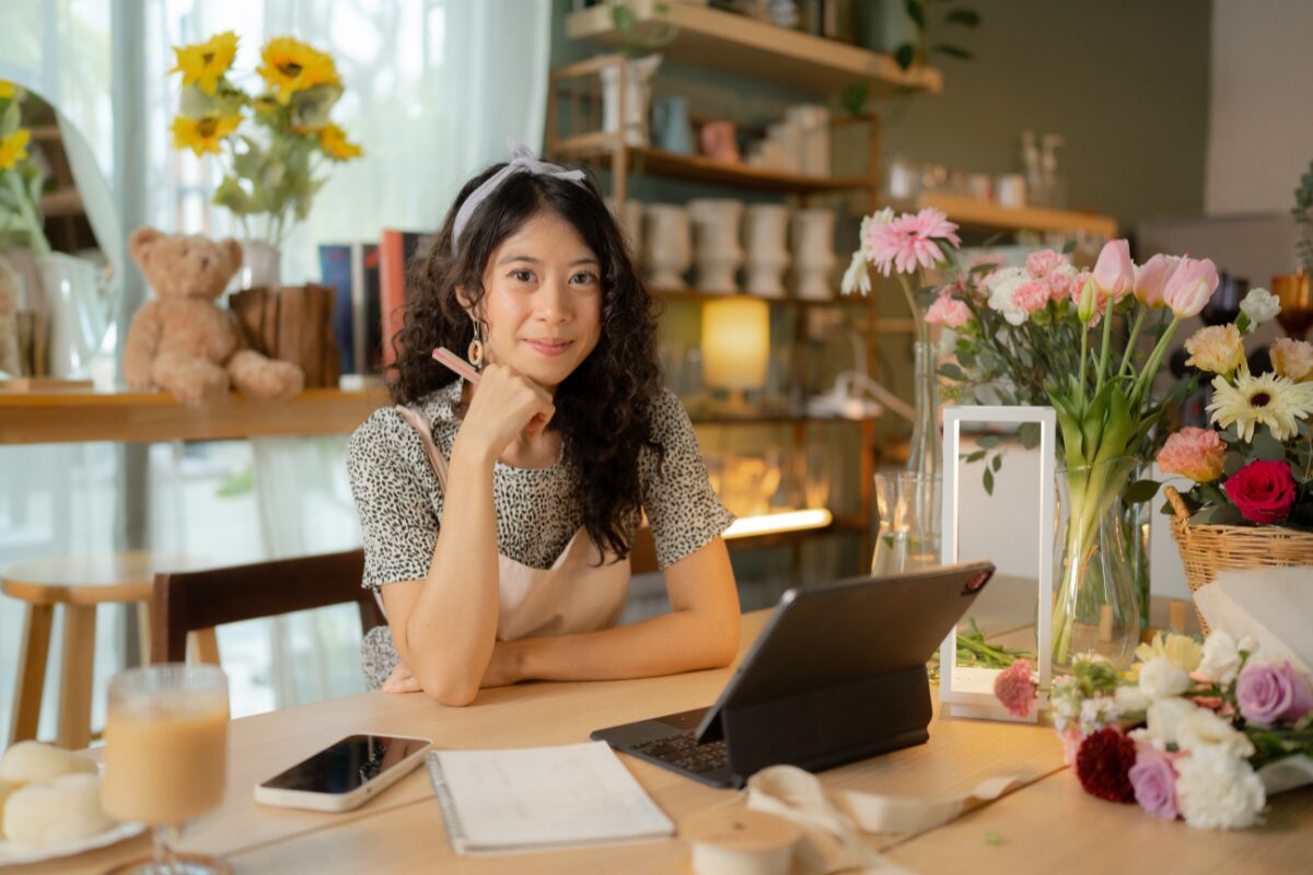 Femme qui travaille à la maison